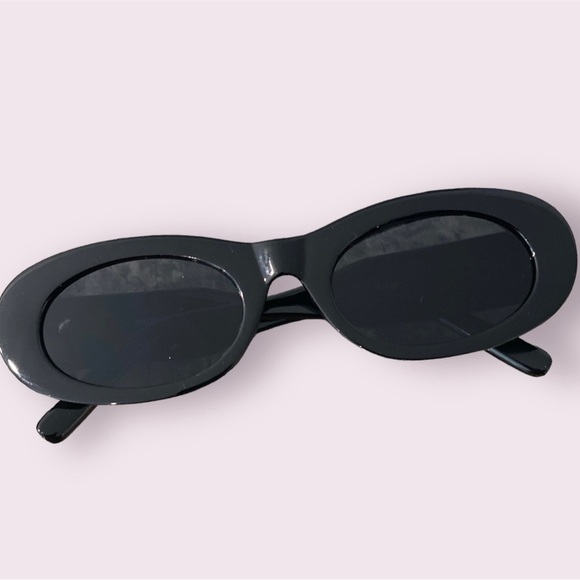 Accessories - Black Oval Sunglasses